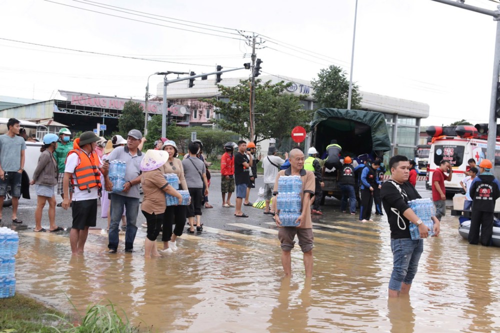 Đà Nẵng: Tăng Ni, Phật tử các chùa cứu trợ khẩn cấp bà con bị lũ lụt 