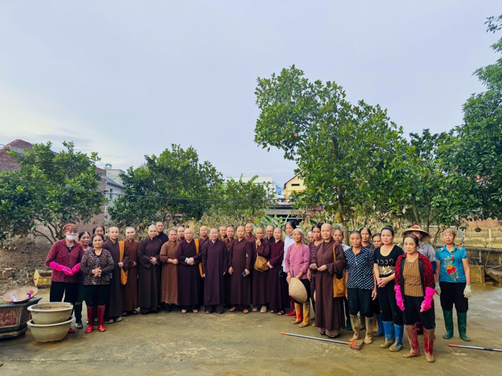 Hà Nội: Phân ban Ni giới Phật giáo Thành phố Hà Nội và Chư tôn đức Ni 5 xã: Sóc Sơn, Nội Bài, Đa Phúc, Kim Anh, Trung Giã tổ chức thăm và động viên chư tôn đức Tăng Ni trụ trì các ngôi chùa bị ngập lụt thiệt hại do cơn bão số 11 vừa qua tại Hà Nội.