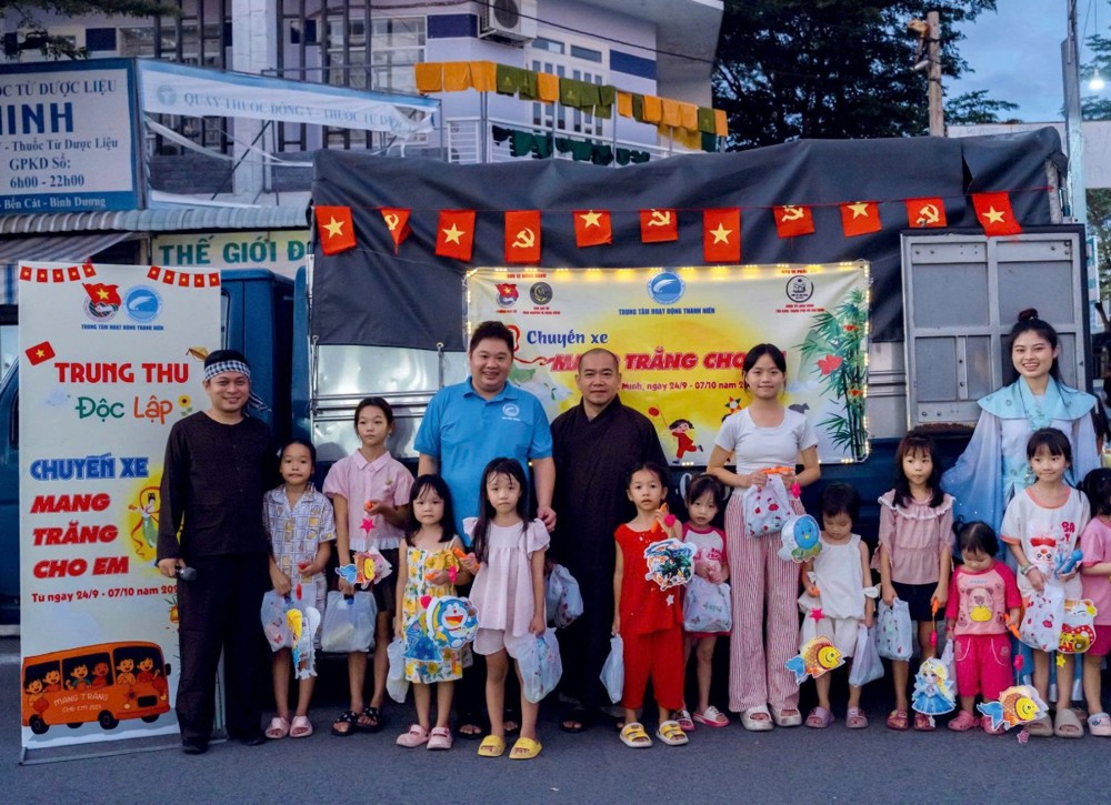 TP.HCM: Trung tâm Hoạt động Thanh niên phối hợp cùng Chùa Tổ Long Hưng trao quà Trung thu cho thiếu nhi