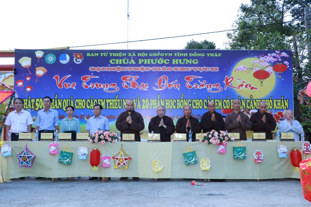 Đồng Tháp: Ban từ thiện Phật giáo tỉnh và Đại diện Phật giáo khu vực II quà Trung Thu đến các em Thiếu nhi