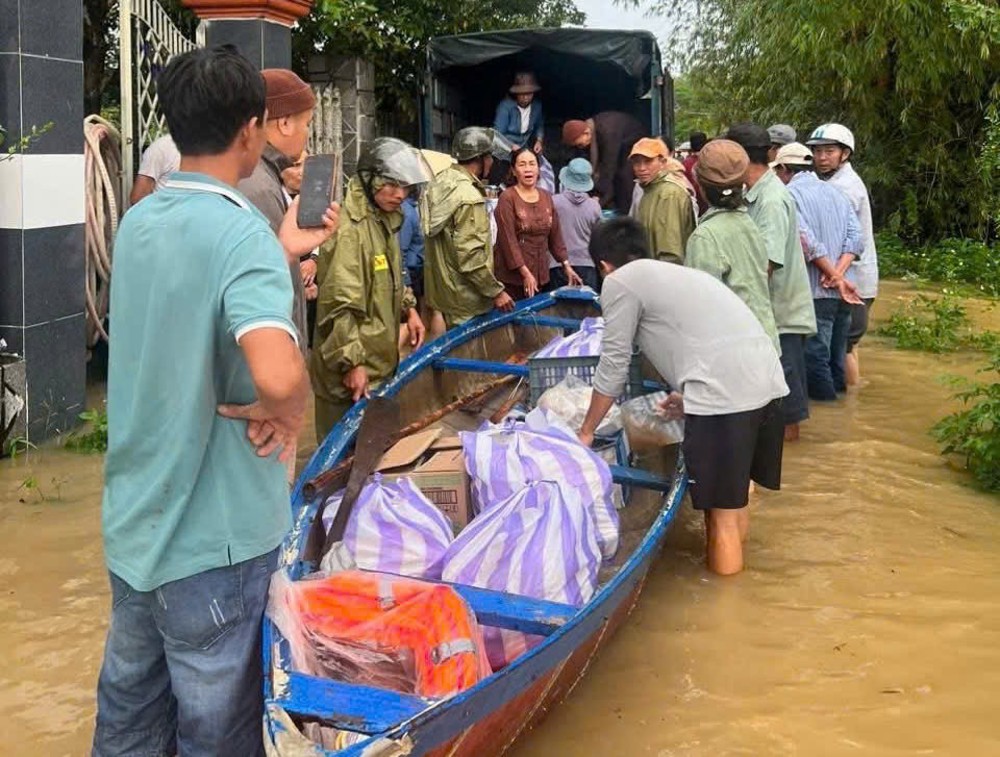 Đà Nẵng: Chùa Huệ Quang (Ngũ Hành Sơn – Tp. Đà Nẵng) hướng về vùng lũ tại Vĩnh Điện trao quà.