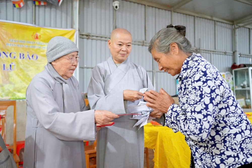Phân ban Ni giới GHPGVN TP. Hồ Chí Minh kết thúc hành trình cứu trợ đồng bào thiên tai tại Hà Tĩnh