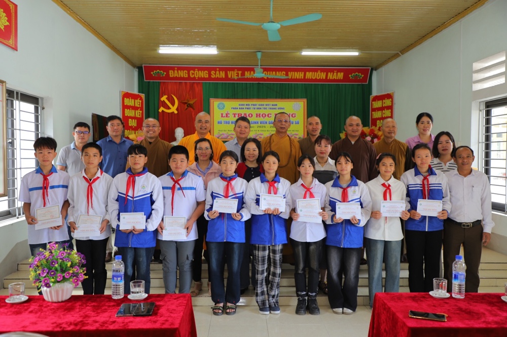 Tuyên Quang: Nâng bước em đến trường - Phân ban PTDT T.Ư trao học bổng hỗ trợ học sinh dân tộc thiểu số