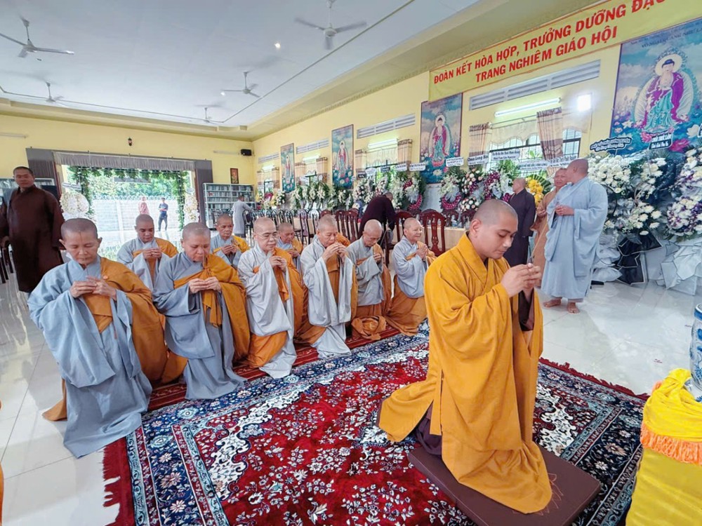 Vĩnh Long: Phân ban Ni giới GHPGVN tỉnh viếng tang Thân mẫu Hoà thượng Thích Trí Minh