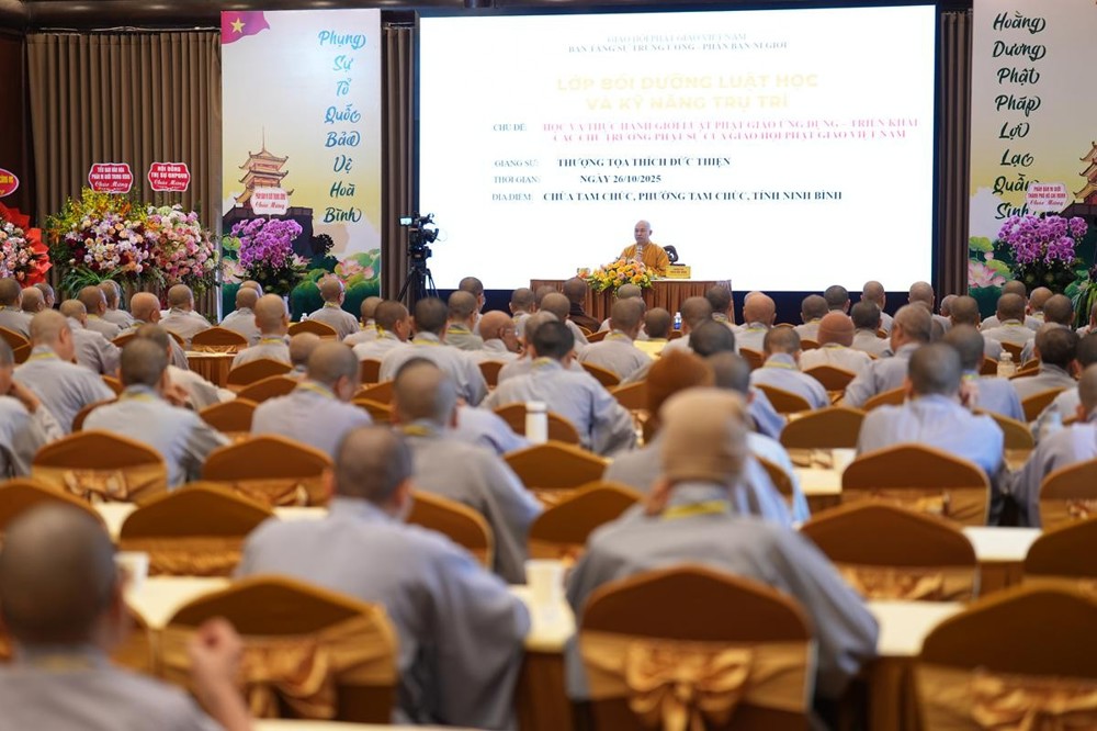 Thượng tọa Thích Đức Thiện chia sẻ chuyên đề “Học và Thực hành giới luật Phật giáo ứng dụng” tại chùa Tam Chúc