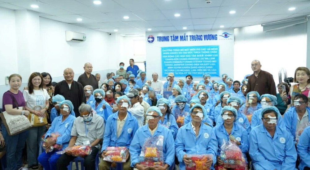 TP.HCM: Chương trình mổ mắt miễn phí và trao quà cho bà con có hoàn cảnh khó khăn