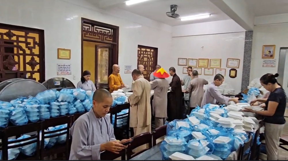 TP Huế: Gần 10.000 suất cơm Chùa Quang Minh, phường Thủy Xuân hỗ trợ tới người dân bị ngập lụt 