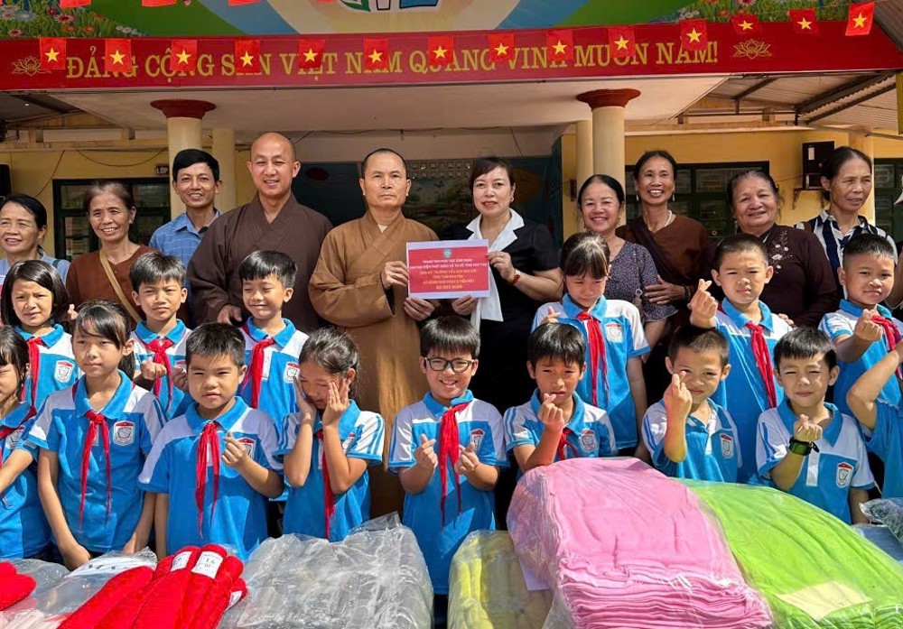 Trung tâm Phật học Ứng dụng, Ban Đại diện Phật giáo xã Tu Vũ – Phú Thọ hỗ trợ học sinh vùng lũ tại tỉnh Thái Nguyên