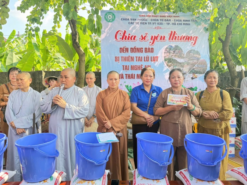 Các tự viện tại phường Vũng Tàu (TP.HCM) trao 1200 phần quà cho bà con 2 tỉnh Nghệ An và Thái Nguyên