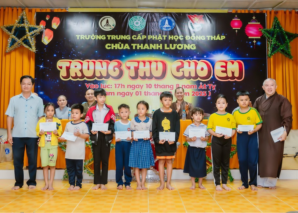 Đồng Tháp: Chia sẻ yêu thương trong chương trình "Trung Thu Cho Em" tại chùa Thanh Lương
