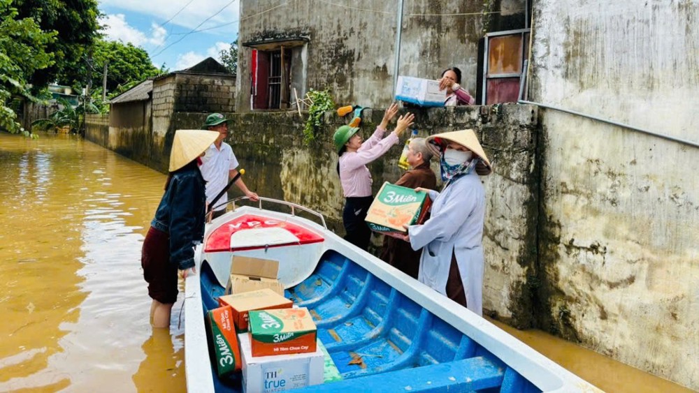 Thanh Hóa: Ban Trị sự Phật giáo tỉnh đồng hành cùng bà con vùng lũ xã Đông Thành
