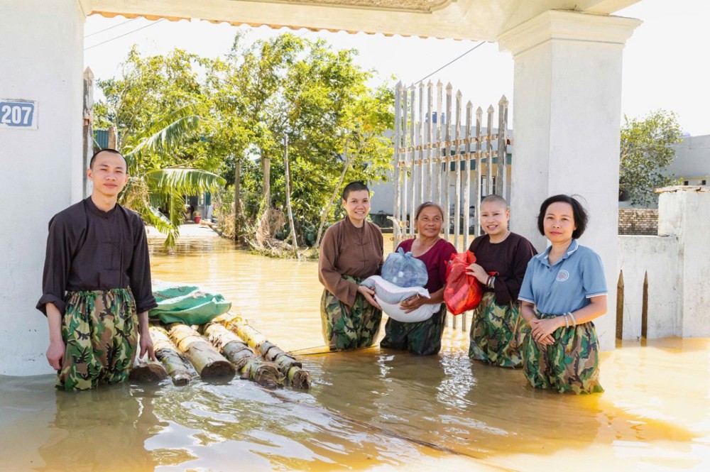 Ban Từ thiện xã hội Phật giáo tỉnh Thanh Hóa thăm, tặng quà đến bà con vùng bão lũ