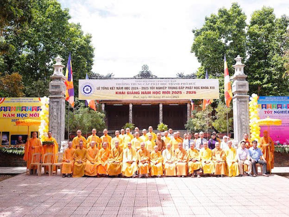Huế: Trường Trung cấp Phật học cấp phát Văn bằng tốt nghiệp và khai giảng năm học mới
