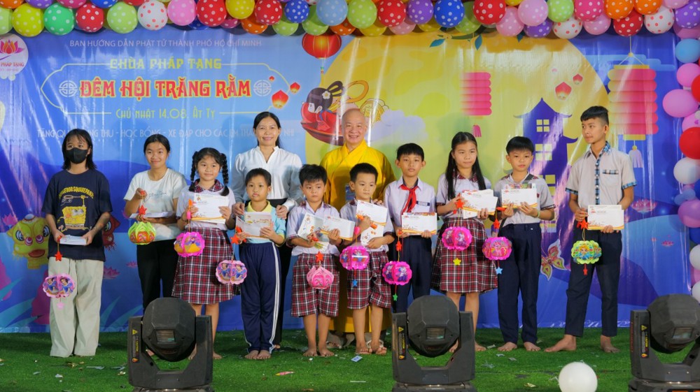 TP.HCM: Chùa Pháp Tạng trao tặng 5.500 suất quà trung thu, học bổng và xe đạp nhân đêm hội trăng rằm 2025