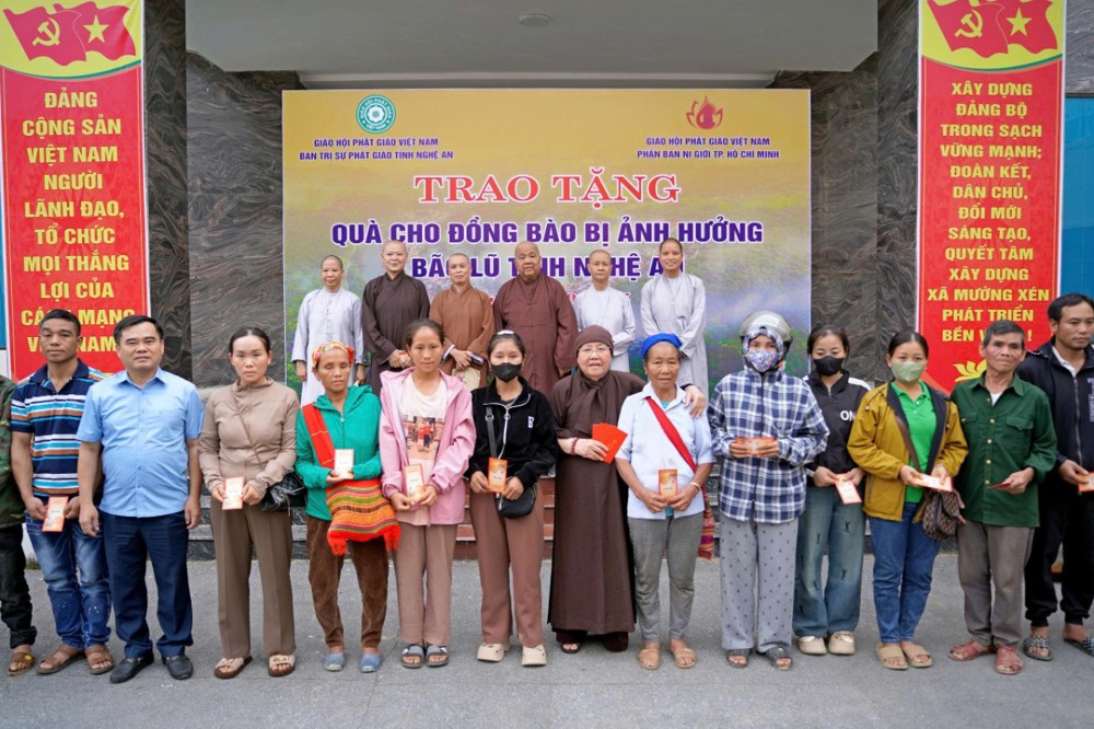 Nghệ An: Phân ban Ni giới TP.HCM trao 500 phần quà đến tay người dân bị thiên tai