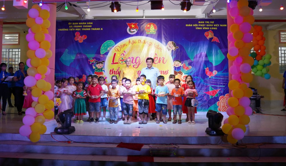 Vĩnh Long: Trao 3.200 phần quà Trung thu đến các em thiếu nhi trong “Đêm hội Trăng Rằm” tại trường Tiểu học Trung Thành A
