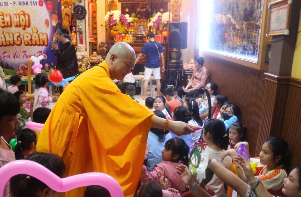 TP.HCM: Chùa Đại Bi tổ chức “Đêm hội Trăng rằm” trao quà Trung thu cho các em thiếu nhi