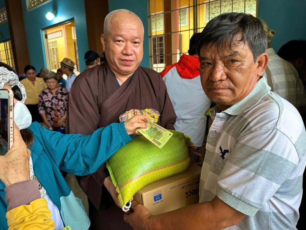 Vĩnh Long: Chùa Phật Tâm tặng 100 phần quà cho bà con khó khăn tại xã Hưng Mỹ 