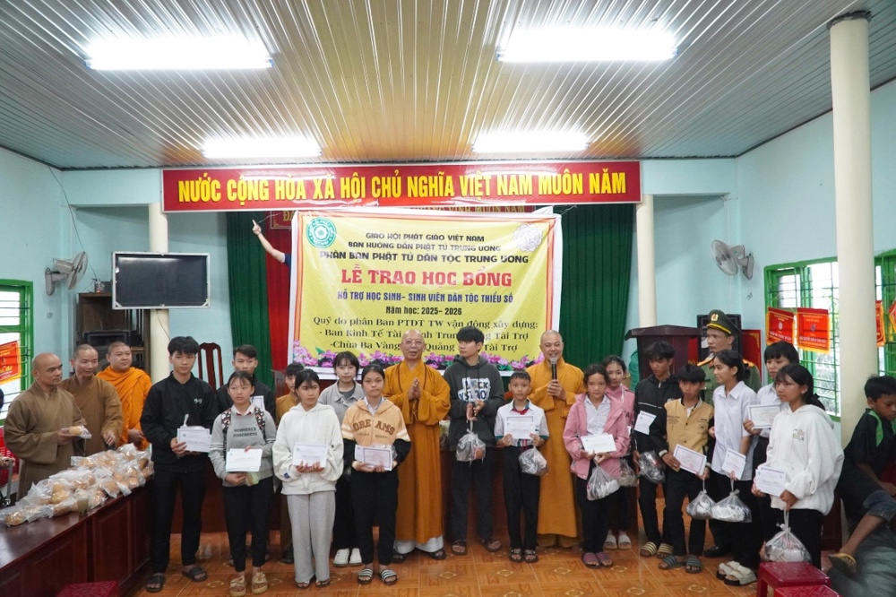 Lâm Đồng: Phân Ban Phật tử Dân tộc Trung ương Trao 20 suất Học bổng và Quà Trung thu cho các Trẻ em Dân tộc