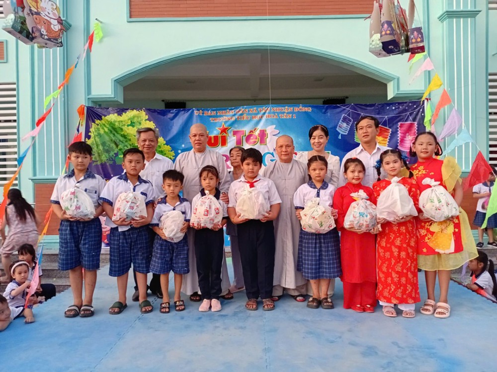 Đồng Tháp: Chùa Thiên Phước xã Tân Nhuận Đông trao yêu thương 1.000 phần quà Trung thu đến các em học sinh