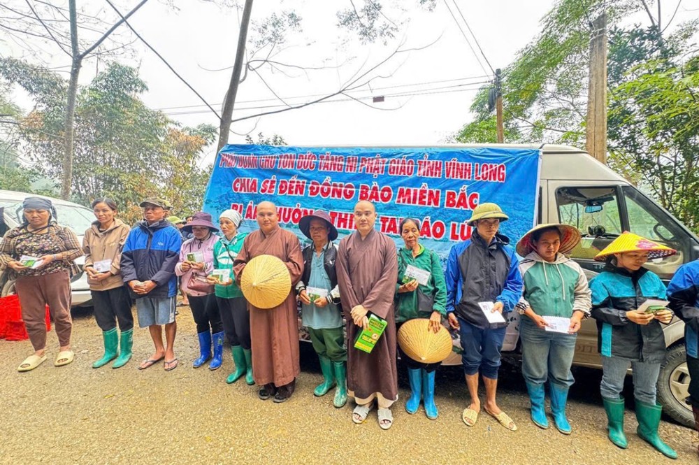 Chư Tôn đức Tăng Ni, Phật tử xã Trà Ôn (Vĩnh Long) thăm và tặng quà cho bà con vùng bão lũ tại xã Văn Lang, tỉnh Thái Nguyên