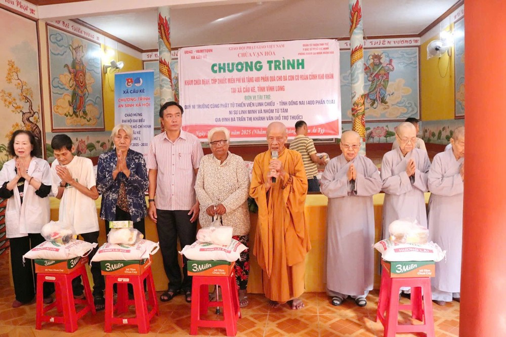 Vĩnh Long: Chùa Vạn Hòa kết hợp tổ chức khám chửa bệnh và tặng 400 phần quà đến người dân khó khăn