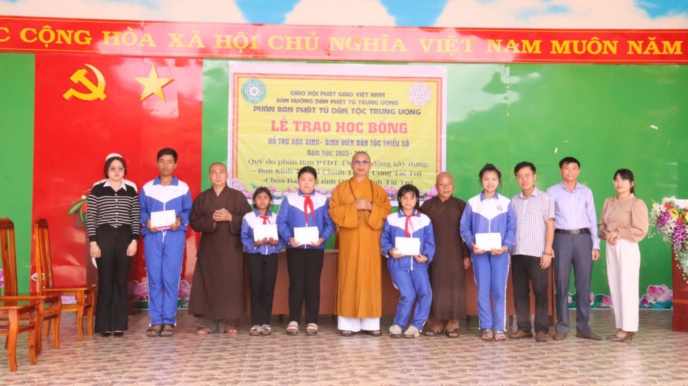 Lâm Đồng: Phân ban PTDT TƯ Trao Học bổng cho 5 em học sinh thuộc Đồng bào dân tộc Châu Mạ niên khóa 2025-2026