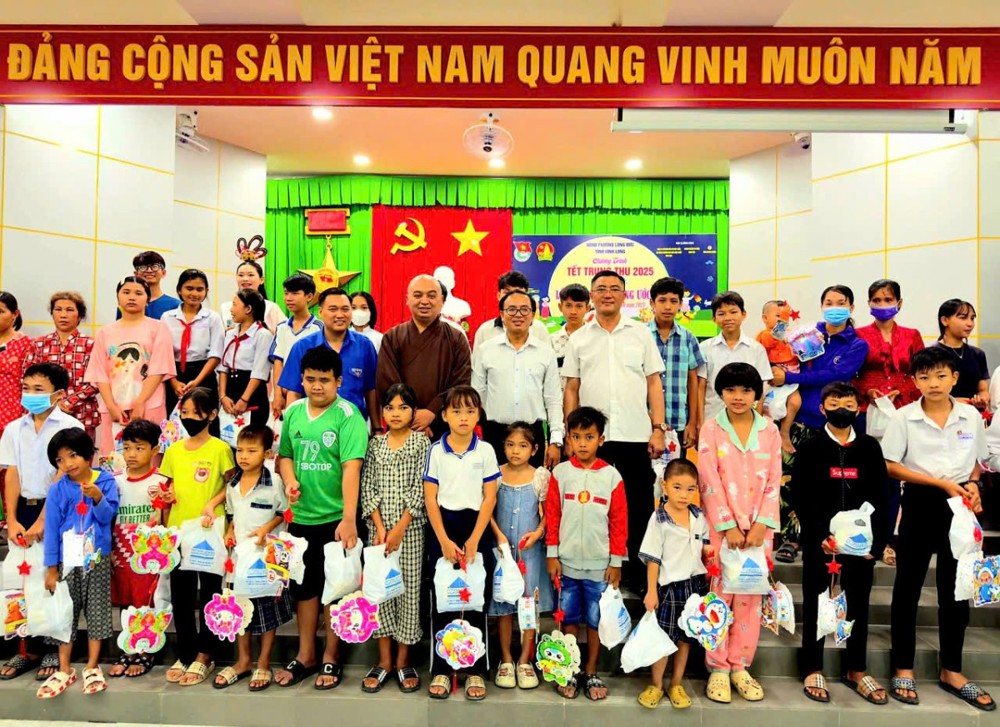 Vĩnh Long: Đêm hội Trăng rằm tại phường Long Đức - Mang Trung thu ấp áp đến với thiếu nhi