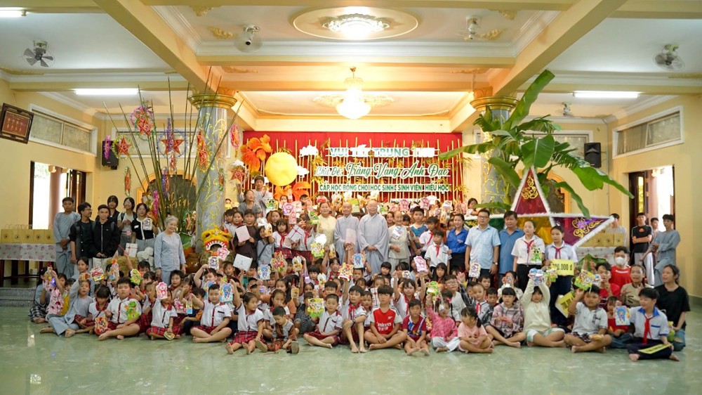 Cần Thơ: Chùa Vi Phước tổ chức chương trình “Trăng vàng ánh đạo” vui Tết Trung thu