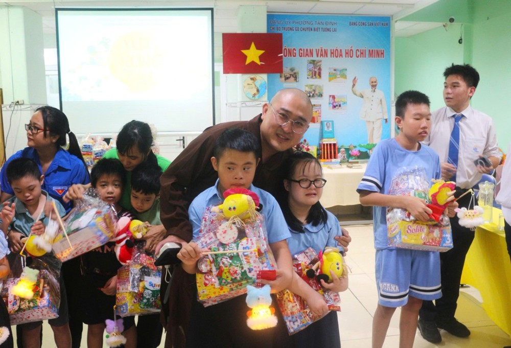 TP.HCM: Mang Trung thu yêu thương đến với các em học sinh khuyết tật
