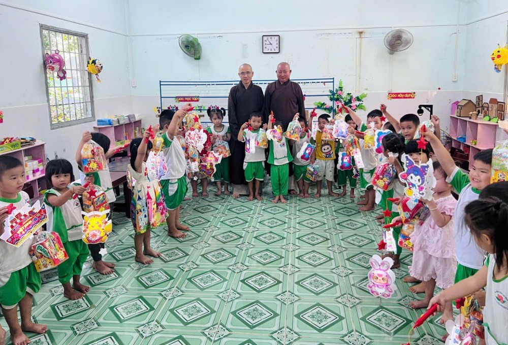 Vĩnh Long: Hành trình Trung thu năm 2025 của Đại đức Thích Trí Sơn “Trao Yêu Thương, Lan Tỏa Ánh Từ Quang đến Trẻ Thơ”
