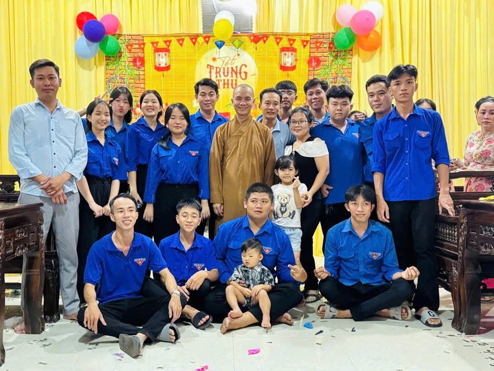 Vĩnh Long: Chùa Quốc Ân Tổ Chức “Đêm Hội Trăng Rằm” Trao tặng 1.000 phần quà cho các em thiếu nhi