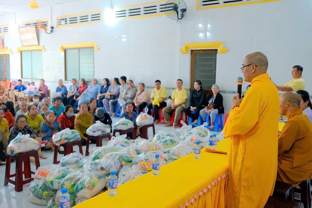 An Giang: Chùa Bửu Kim trao 200 phần quà từ thiện tại xã Thạnh Hưng