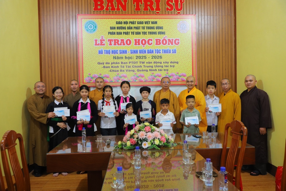 LÀO CAI: Nâng Bước Ước Mơ – Phân ban Phật tử Dân tộc TƯ Trao Học Bổng tại xã Bảo Thắng