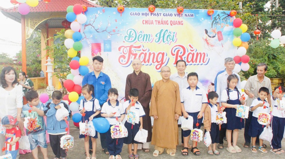 Vĩnh Long: 500 Phần quà Trung thu từ Chùa Thắng Quang gửi trao niềm vui đến thiếu nhi nhân Mùa Tết Trung Thu 2025