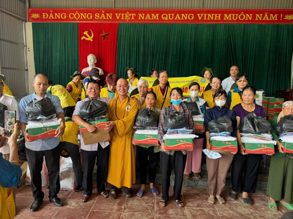 Thái Nguyên: Trao quà hỗ trợ bà con bị thiệt hại do bão lũ số 11