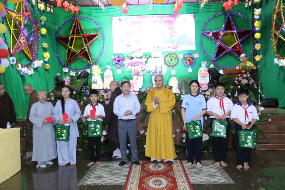 Đồng Tháp: Thượng Tọa Thích Tĩnh Triệt tặng quà trẻ em dịp Trung thu năm 2025
