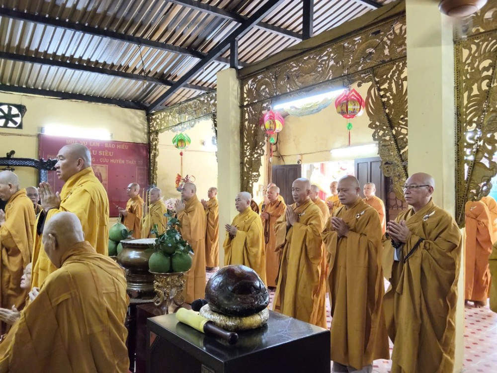 TP.HCM: Chư Tôn đức Tăng quận Gò Vấp cũ cử hành lễ Bố tát định kỳ