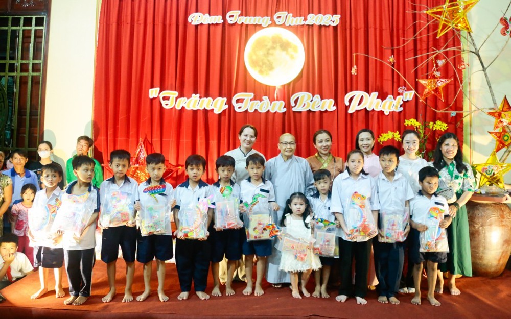 Cần Thơ: Chùa Viên Minh tổ chức hoạt động vui Trung Thu cho các em học sinh với chủ đề: “Trăng tròn bên Phật”