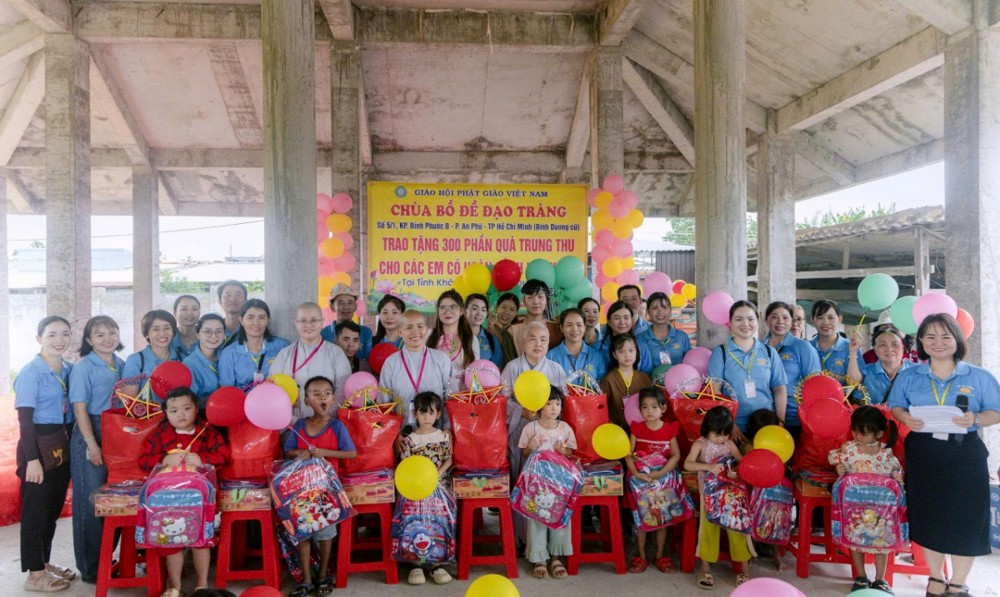 Khánh Hòa: Chùa Bồ Đề Đạo Tràng tặng 300 phần quà Trung thu đến các bé có hoàn cảnh khó khăn