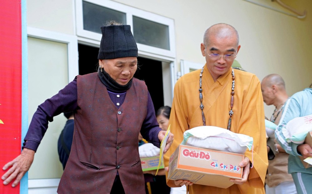 Trung ương Giáo hội Phật giáo Việt Nam tiếp tục hành trình cứu trợ người dân vùng lũ tại 2 tỉnh Thanh Hóa và Nghệ An 