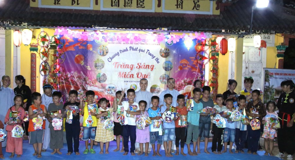 Huế: Chùa Phước Lộc và CLB Võ Kinh Vạn An - ĐH Kinh Tế Huế đồng hành tổ chức đêm hội Trung thu ý nghĩa