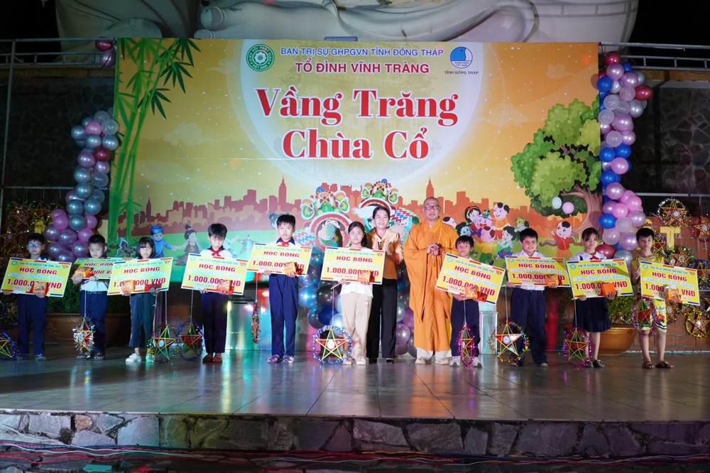 Đồng Tháp: Vui hội Trăng rằm tại chùa Vĩnh Tràng năm 2025