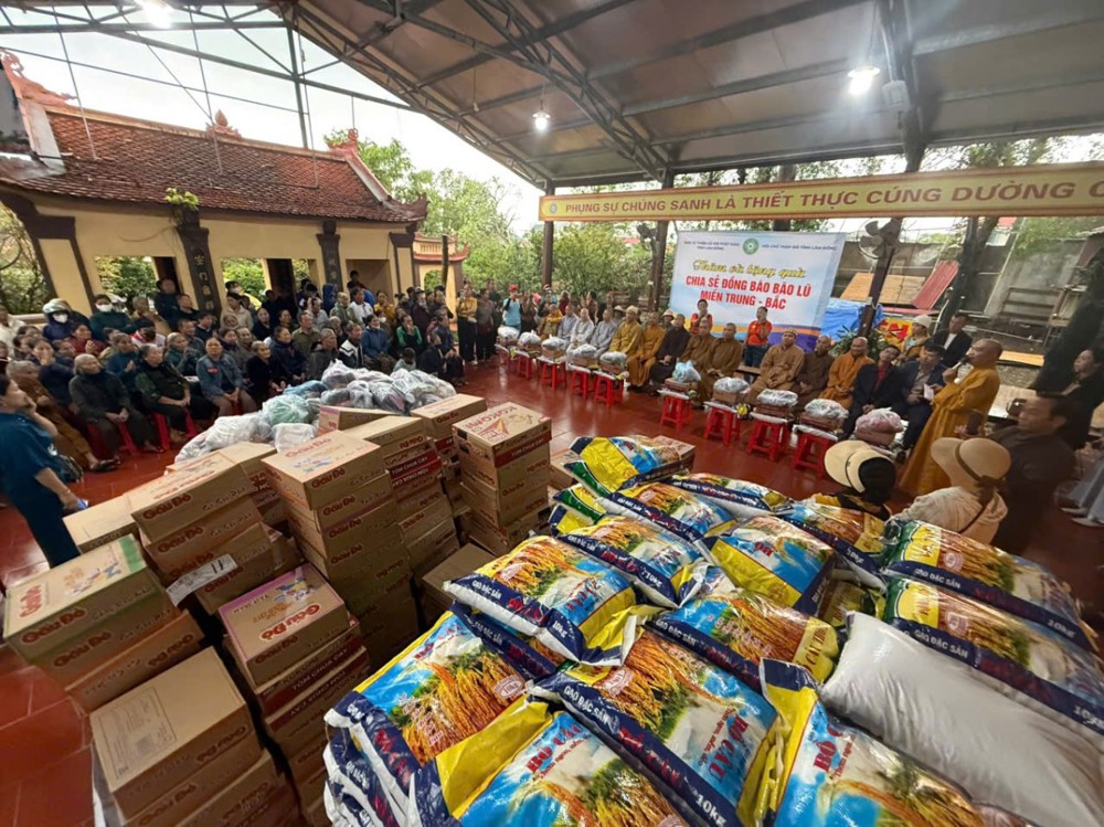Ban Trị sự GHPGVN tỉnh Lâm Đồng và Ban Từ thiện xã hội tỉnh trao 500 phần quà cứu trợ đến bà con ảnh hưởng bởi bão lũ tại Hà Tĩnh và Nghệ An