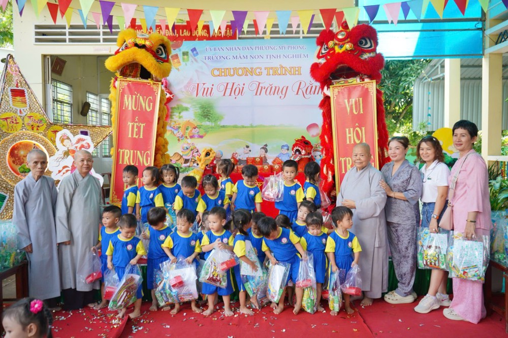 Đồng Tháp: Trung thu về dưới mái Trường Mầm non Tịnh Nghiêm