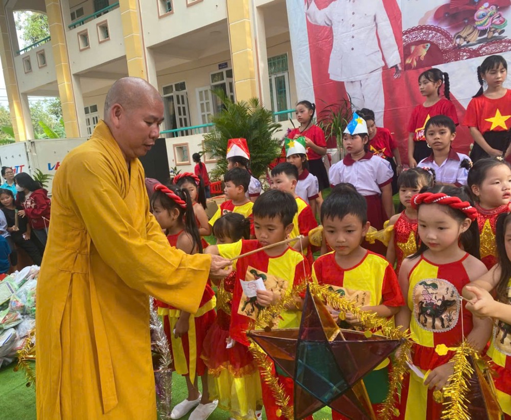 Đồng Nai: Chùa Đức Hạnh và đoàn KT-QP778 tổ chức khám, cấp thuốc miễn phí cho người dân và tặng quà Trung thu cho 400 học sinh trường Kim Đồng