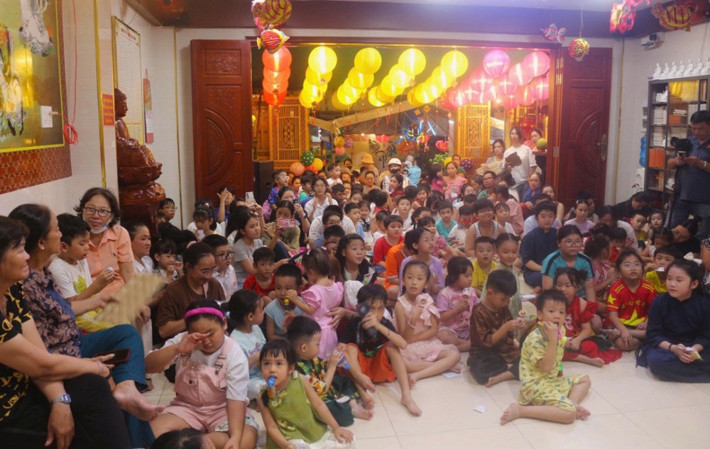 TP.HCM: Chùa Phước Anh tổ chức chương trình “Vui hội Rước đèn", trao quà cho các em thiếu nhi