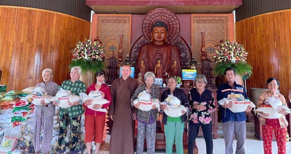 Tây Ninh: Chùa Suối Pháp tặng quà từ thiện đến người dân có hoàn cảnh khó khăn