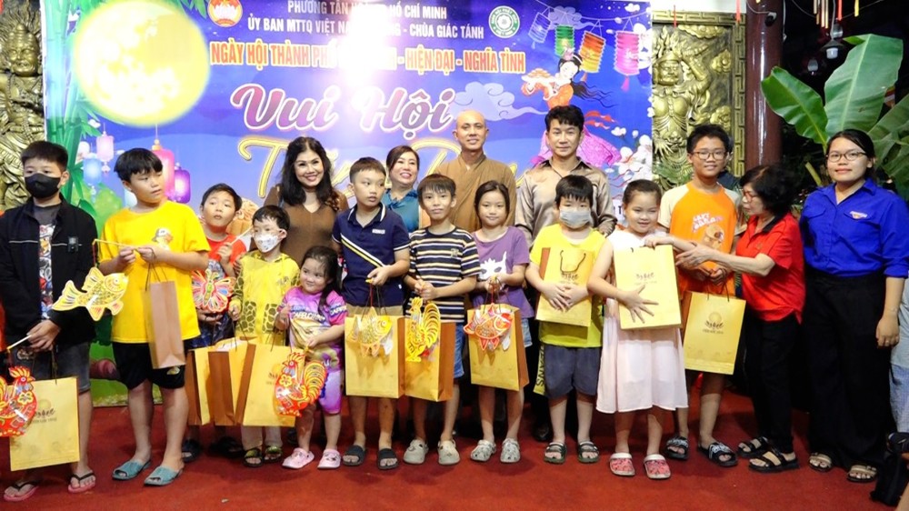TP.HCM: Trao gần 600 phần qua trong Chương trình “Vui hội Trăng rằm” tại Chùa Giác Tánh 