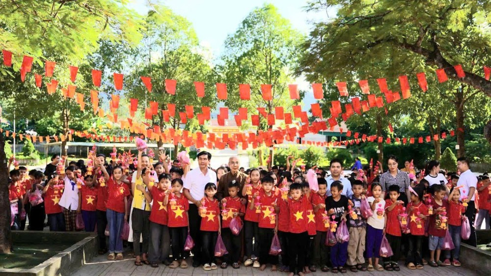 Đạo tràng Phổ Nguyện (Lâm Đồng) mang Trung thu yêu thương ra Nghệ An - 600 chiếc lồng đèn thắp sáng nụ cười trẻ nhỏ vùng cao